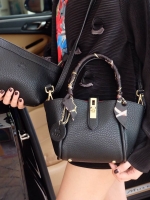 ยูฮู้ !! ทรงตะกร้า Jessy Come back again กับ New version รอบนี้ เพิ่ม Gimmick ด้วยผ้าพันหูกระเป๋าเข้า Set ยังคงความ cute ใช้งานง่ายเหมือนเดิม แถม!! กระเป๋าใบเล็กด้านใน แยก ออกมาสะพายได้อีกด้วย **ซื้อ1ได้2 **คุ้มที่สุด