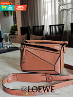 LOEWE CROSSBODY BAG VIP GIFT WITH PURCHASE GWP (**Size M**) กระเป๋าถือหรือสะพาย Limited จาก LOEWE PERFUME DUTY FREE วัสดุ Calfskin หนังแท้หนังสวยอยู่ทรงขนาดกำลังดีน้ำหนักเบา เปิดปิดด้วยซิป ภายในโล่งกว้างสามารถใส่กระเป๋าสตางค์ มือถือ ของใช้ได้เยอะ ด้านหลัง