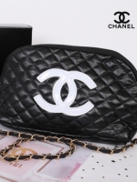 Chanel Quilted Leather Crossbody Bag with gift box สินค้าเป็นของแท้ ใหม่จากเค้าเตอร์เครื่องสำอาง/น้ำหอมแบรนด์ กระเป๋าแบรนด์ Chanel VIP Gift Bag ทำจากหนัง หัวซิปปั้มโลโก้แบรนด์ มาพร้อมสายยาว สายโซ่อะไหล่ทองยาว Crossbody สายถอดเก็บได้ ด้านในบุผ้า ปั้มแบรนด์