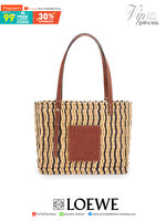 LOEWE X PAULA'S IBIZA SMALL SQUARE BASKET BAG กระเป๋าสะพายไหล่จากโลเอเว่ เป็นกระเป๋าสานขึ้นจากใบกก (Reed) ที่มีทั้งความเหนียวและความยืดหยุ่น สวยน่ารักแบบมินิมอล มีความทนทานสูง ดูแลรักษาง่าย ด้านหน้าและหูเป็นหนังแท้(calf skin) ส่วนภายในมีถุงผ้าแบบหูรู