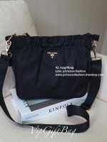 Prada nylon รุ่น Limited edition **กระเป๋าทรงน่ารัก จับจีบปากกระเป๋า ดีมาก วัสดุผ้าNyonกันน้ำ ตามแบบฉบับแบรนด์ เปิด/ปิดด้วยซิป ภายในเย็บติดป้ายหนังแบรนด์ มีช่องซิปเล็ก1 สามารถใส่ของจุกกจิกได้ สามารถใส่IPad mimiได้ มีช่องซิปเล็ก1ช่อง มาพร้อมสายหนังสั้นคล้อ