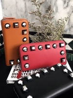 รุ่นฮิต !!!! กระเป๋าสตางค์ ทรงยาว แบบ ซิปรอบ KEEP • Fasty zipper • กระเป๋าสตางค์ทรงยาว หนังวัวแท้ซิปรอบ ใบนี้ ใช้แล้วดีแน่นอนค๊า 🤑🤑 ตามหลัก โหราศาสตร์ กันเงินออก เก็บเงินอยู่แน่นอนค๊า ขนาดกำลังดีใส่มือถือได้ทุกรุ่นคะ ช่องภายในหลายช่องมากคะ