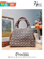 COACH LANA SHOULDER BAG 23 IN SIGNATURE JACQUARD CM550 พร้อมส่ง กระเป๋าถือ/สะพายทรงเก๋ โดดเด่นด้วยลวดลายซิกเนเจอร์บนผืนผ้าทอสวย หูจับในตัวถือสะดวก รีบช้อปได้ใช้ก่อนใครไปเลย