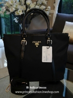 New item! มาใหม่ค้า กับรุ่น handbag กระเป๋าถือสะพาย จากงานพรีเมี่ยมกิ้ฟใหม่ บอกเลยว่า ใบนี้วัสดุเป็น Polyester **กันน้ำทั้งใบ ตัวกระเป๋ามาพร้อมสายเข็มขัดคาดด้านหน้าและด้านหลัง ให้ความหรูหราไปอีกแบบ หูกระเป๋าสามารถทำทรง ตั้งและพับได้ มาพร้อมอะไหล่สีทอง ด้า