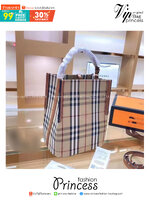 BURBERRY FRAGRANCES CROSSBODY BUCKET BAG กระเป๋าทรงบัคเก็ต รุ่นวินเทจสวยหรูอยู่ทรง มาพร้อมกระเป๋าคลัชใบเล็กสีน้ำตาลเข้าชุด จุของได้เยอะ งานจริงสวยน่าใช้มากๆ