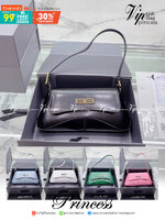BALENCIAGA XX Small Flap leather shoulder bag กระเป๋าสะพายดีไซน์สวยเลิศ!! ไม่ซ้ำ เอกลักษณ์ที่โดดเด่นด้วยรูปทรง และขนาดที่กำลังเหมาะใช้งาน พร้อมดีไปหมด!! เปิด-ปิดด้วยกระดุมแม่เหล็ก ภายในกระเป๋าเป็นช่องโล่ง ใส่ของสำคัญจุกจิกพอได้ พกพาได้แบบไม่ต้องเยอะ สายสะ
