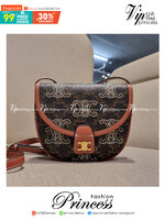 VIP 🥂 CELINE MINI BESACE IN TRIOMPHE CANVAS WITH TRIOMPHE HEART EMBROIDERY ใหม่พร้อมเสิร์ฟแบบไม่ต้องรอใคร!! กับกระเป๋าสะพายข้าง ที่เห็นแล้วต้องรัก ด้วยรูปทรงที่คลาสสิคแฝงความหรู ขนาดกำลังน่าใช้ โลโก้ลายปัก ดีเทลเดินด้ายรูปหัวใจ คละรอบใบ วัสดุหนังแ
