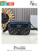 ORI หนังแท้ | DIOR Small 30 Montaigne Pocket Bag กระเป๋าสะพาย รุ่นใหม่สําหรับ Fall 2025 โดดเด่นด้วยลายเส้นอันงดงามและขนาดที่กะทัดรัด