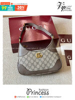 Gucci Aphrodite Small Shoulder Bag กระเป๋าทรงสะพายทรงโฮโบคลาสสิค ถือหรือคล้องไหล่เก๋ๆ ดีไซน์ย้อนยุคผสานความโมเดิร์นด้วยรูปทรงพอช ที่ใช้งานได้ทุกสไตล์ ภายในกระเป๋าเป็นช่องโล่ง