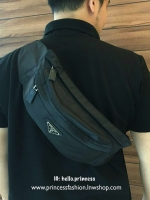 New Must Have Now อีกหนึ่งรุ่น Prada เหมาะกับท่านชาย เป็นอย่างยิ่ง กับกระเป๋าคาดอก / คาดเอว ทรงสวย จากงานพรีเมี่ยมกิ้ฟจากแบรนด์ PRADA ทรงฮิต วัสดุผ้า NYLON คุณภาพดี กันน้ำ100% ใส่ของได้หลากหลาย ตัวกระเป๋าอะไหล่สีเงิน ตัวล้อคปั้มจมแบรนด์สุดหรู ด้านมาพร้อมซ