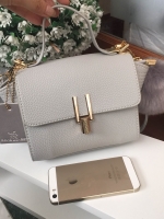 ทรงขายดี มาใหม่สวยหรูมากคะ 👑 สีใหม่ กระเป๋าถือ / สะพายจาก แบรนด์ David jones หนังอย่างดี ขนาด มินิ กำลังดี มีช่องใส่ของจุกจิกด้านใน สีสวยคะ เข้ากับชุดได้ง่ายมากๆ ใบนี้แนะนำเลย #สวยมาก #ห้ามพลาดเลยคะ