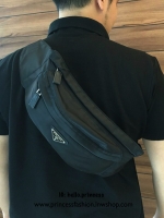 New Must Have Now อีกหนึ่งรุ่น Prada เหมาะกับท่านชาย เป็นอย่างยิ่ง กับกระเป๋าคาดอก / คาดเอว ทรงสวย จากงานพรีเมี่ยมกิ้ฟจากแบรนด์ PRADA ทรงฮิต วัสดุผ้า NYLON คุณภาพดี กันน้ำ100% ใส่ของได้หลากหลาย ตัวกระเป๋าอะไหล่สีเงิน ตัวล้อคปั้มจมแบรนด์สุดหรู ด้านมาพร้อมซ