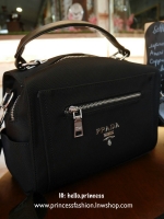 มาใหม่ค้า! ทรง Mini Box จากงานพรีเมี่ยมกิ้ฟแบรนด์ดังอย่าง Prada วัสดุเป็นผ้า Polyester อย่างดี จุของได้เยอะมาก สามารถใส่Ipad tablet กระเป๋าสตางค์ยาวได้เหมาะสำหรับสาวๆที่ของเยอะเลยคะ ด้านหน้ามีโลโก้ *อะไหล่เงินทั้งใบ มีซิปด้านหน้าและด้านหลัง ด้านในมีช่องซิ
