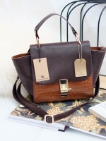 ทรงขายดี สีมาใหม่สวยหรูมากคะ 💜 กระเป๋าถือ / สะพายจาก แบรนด์ David jones หนังอย่างดี ขนาด กำลังดี มีช่องใส่ของจุกจิกด้านใน สีสวยคะ เข้ากับชุดได้ง่ายมากๆ ใบนี้แนะนำเลย สวยมาก สิ่งที่ได้รับพร้อมกระเป๋า :: ป้ายหนังแบรนด์แท้ // ถุงผ้าแบรนด์แท้