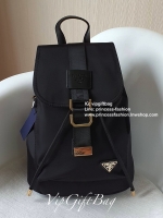 มาใหม่กับกระเป๋าเป้จากแบรนด์ Prada วัสดุทำจากผ้าไนล่อน สามารถกันน้ำได้ อะไหล่ทองทั้งใบเปิดปิดด้วยกระดุมแม่เหล็ก และมีช่องกระเป๋าหน้าเปิดปิดด้วยซิปอีก1ช่อง ภายในมีช่องซิปแยกอีก2ช่อง พร้อมบุผ้าลายแบรนด์อย่างดี สามารถใส่ labtop ipad ได้ ขนาดกะทัดรัดกำลังดี แ