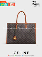 VIP 】CELINE LARGE TOTE BAG VIP GIFT WITH PURCHASE (GWP) กระเป๋าพรีเมี่ยมกิ๊ฟ Limited จาก CELINE HAUTE PARFUME DUTYFREE COUNTER วัสดุ TRIOMPHE CANVAS หนังแท้สวยอยู่ทรงดีไซน์หรูคลาสสิค มาพร้อมTAGสายหนังห้อยกุญแจทอง ภายในโล่งกว้างมีช่องซิป หัวซิปแบรนด์ สามาร