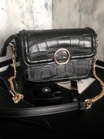 รุ่นใหม่ล่าสุด จากแบรนด์ KEEP Hanny ขนาด มินิ หนังลายสวยมากคะ ขนาดตอบทุกโจทย์การใช้งาน เห็นแล้ว หลงรักเลยคะ ตัวกระเป๋าขนาดกำลังดี จุของคุ้ม น้ำหนักเบา ดูแลรักษา กระเป๋าน่ารักสุดๆ พร้อมสายสะพายยาว ภายในมีช่องซิป และช่องใส่ของจุกจิก 2 ด้าน เลยค่า