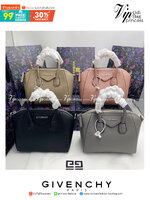 Givenchy Antigona Mini leather shoulder bag กระเป๋าสะพายทรงหมอน งานซิปบน หนังเรียบ อะไหล่เงิน มาพร้อมสายสะพายยาวถอดออกถือได้ กระเป๋าสุดคลาสสิก ใบเดียวก็เอาอยู่ Day to Night Bag เข้าได้กับลุค Smart Casual ด้วยทรงกระเป๋าที่ฐานกว้างใส่ของใช้ที่จำเป็นได้ทุกอย