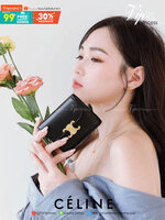CELINE SHORT WALLET VIP GIFT WITH PURCHASE (GWP) พรีเมี่ยมกิ๊ฟ Limited จาก CELINE HAUTE PARFUME DUTYFREE COUNTER หนังเรียบสวยอยู่ทรงมีโลโก้ด้านหน้าเปิดปิดด้วยฝาพับกระดุม ภายในมีช่องแบ่งหลายช่อง มีช่องใส่บัตรหลายช่อง ช่องใส่เหรียญ ช่องใส่ธนบัตร ใส่แบงก์พัน
