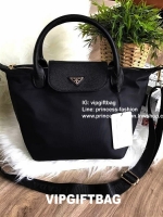PRADA NYLON BAG WITH ZIP VIP GIFT WITH PURCHASE กระเป๋าถือหรือสะพายสไตล์ Longchamp GWP พรีเมี่ยมกิ้ฟจากเคาน์เตอร์แบรนด์ Limited edition วัสดุ Nylon เนื้อหนาคุณภาพดีตามแบบฉบับแบรนด์ด้านหน้าประดับโลโก้หรู เปิดปิดด้วยฝาปิดและซิป ภายใน Polyester 100% มีโลโก้ 