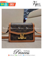 VIP 🥂 CELINE TEEN TRIOMPHE BAG IN TRIOMPHE CANVAS AND CALFSKIN ไม่มีไม่ได้เลยกับไอเท็มสุดคลาสสิค กระเป๋าสะพาย สวยอยู่ทรง ดีไซน์เป็นธรรมชาติ เนเชอรัลโทน ดูดี ดูแพง ไซส์กะทัดรัดมาใหม่ วัสดุหนังแคนวาสสลับหนังแท้ เปิด-ปิดด้วยตัวกดล็อค ใช้งานสะดวก ภายใ