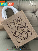 LOEWE BASKETA BAG VIP GIFT WITH PURCHASE (GWP) พรีเมี่ยมกิ๊ฟ Limited Edition จาก LOEWE กระเป๋าดีไซต์ถักทอคล้ายงานสาน **วัสดุผ้าแคนวาสทั้งใบ น้ำหนักเบา ด้านหน้าปักโลแบรนด์เห็นเด่นชัด ด้านในโล่งกว้าง ใส่กระดาษ A4 ipad ได้ แมทกับชุดได้ง่ายด้วยลุค Chic and Ch