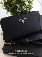 รุ่นขายดี เข้าแล้วค้า ช็อปเลย!! กับ Prada Wallet Saffiano กระเป๋าสตางค์ซิปรอบ *พร้อมสายคล้องมือ เปิดปิดด้วยซิป อะไหล่ทอง ปั้มแบรนด์ ทั้งใบ *จุดเด่นมีช่องใส่มือถือ ได้ถึงiphone7+ ใส่บัตรได้หลายช่อง ด้านในมีช่องซิปแยกอีก1ช่อง แถมยังมี ช่องใส่รูปอีกด้วยค้า เ