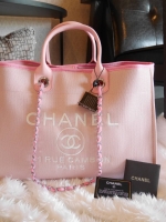 How Cute! 🎄🎄 รุ่นใหม่ล่าสุด!! ที่สาวๆรอคอย Chanel tote canvas bag จากงานพรีเมี่ยม VIP GIFT รุ่นดังเลยค้า Size ใหญ่อลัง บอกเลยว่า **งานดีที่สุด ตัวกระเป๋า กระเป๋าผ้าเป็นผ้า canvas เนื้อดีสมราคา สัมผัส นุ่มลื่นมือมากกกก อะไหล่เงินปั้มแบรนด์แ