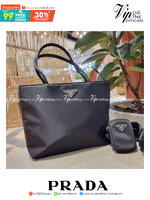 PRADA RE-NYLON TESUTO TOTE BAG กระเป๋าทรงช้อปปิ้ง ขนาดกำลังสวย รุ่นหายาก ขายดีตลอดกาล!!ด้วยรูปทรงที่ใช้งานง่ายและสะดวก ทำให้ครองใจทั้งสาวๆและหนุ่มๆได้ไม่ยาก วัสดุผ้าไนล่อนคุณภาพ พร้อมใบลูก ไว้ใส่เหรียญ ใส่กุญแจได้สารพัด ปากกระเป๋ามีซิปปิดกันของหล่น ภายในเ