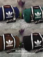 Adidas Travel Canvas Bag กระเป๋าเดินทางทรงหมอน ดีไซน์ sport วัสดุ canvas ด้านหน้าสกรีนแบรนด์ น้ำหนักเบา หูหิ้วมีหนังจับถนัดมือ ซิปแบรนด์ ช่องหลักเปิดปิดด้วยซิป ภายในกว้างใส่เสื้อผ้าได้ มีช่องเล็ก มาพร้อมสายยาว ถอด ปรับได้ค่ะ