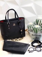 รุ่นขายดี KEEP ' Scarlet ' bag ใครมองหากระเป๋าจุคุ้ม ใบนี้เลย ซื้อ 1 ได้ 2 คุ้ม !! เก็บหมดในใบเดียว แถม Complete look ได้ทุก สไตล์ ถือทำงาน หรือ ถือเที่ยวแมทช์กับยีนส์ก็ดี๊~ดี๊ 👑หนังกระเป๋า Saffiano สวยมาก ส่วนเรื่อง ความจุ ความคุ้ม ไม่ต