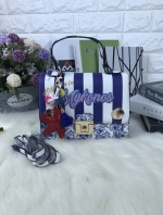 ALDO TURN-LOCK BAG กระเป๋าถือ/สะพาย หนังปริ้นท์ลายสีน้ำเงินเด่น มีพวงกุญแจรูปปลาดาวสีสวยตัดกระเป๋า ด้านหลังมีโลโก้แบรนด์ เปิดปิดด้วยตัวล็อกหมุน ด้านในเป็นช่องกว้างมีช่องซิปเล็ก 1 ช่อง ใส่กระเป๋าเงินใบยาวได้ค่ารุ่นนี้ มาพร้อมสายสะพายยาวถอดและปรับสายได้ตามต