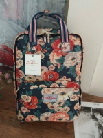 Cath Kidston Backpack Bag กระเป๋าเป้ สไตล์วินเทจ ด้านหน้ามี 1 ช่องซิป เปิดปิดด้วยซิป มีช่องหลักโล่งกว้าง และช่องเล็ก ใบนี้จุของได้เนอะ คุ้มค่าเกินราคาค่ะ
