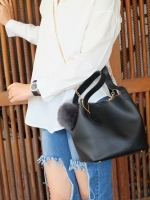 รุ่นใหม่ล่าสุดจาก แบรนด์ Berke สวย หรู เวอร์วัง อีกแล้วค่า กับกระเป๋า 2 in 1 ปรับเก็บทรง ได้ถึง 2 แบบ มาพร้อมพวงกุญแจ ปอมปอม ฟรุ้งฟริ้ง น่ารักมาก คะ ตัวกระเป๋าเป็นหนัง PU อย่างดี เนื้อนิ่ม สามารถสะพายได้หลายรูปแบบ มีสายยาวให้คะ ใบนี้บอกเลย สวย คุ้มเกินราค