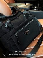 PRADA NYLON BOWLING BAG GIFT WITH PURCHASE GWP Limited edition พรีเมี่ยมกิ้ฟจากเคาน์เตอร์แบรนด์ต่างประเทศวัสดุ Nylon เนื้อหนาคุณภาพดีตามแบบฉบับแบรนด์ ด้านหน้ามี2ช่องซิปและโลโก้แบรนด์ ด้านข้างมีช่องใส่ของ ด้านหลังมี1ช่องซิป หูจับสะพายไหล่ได้ พร้อมสายสะพายย