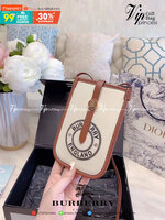 BURBERRY FRAGRANCES CROSSBODY BAG / BURBERRY PHONE BAG งานผ้าแคนวาสอย่างดีตัดขอบหนัง มีช่องใส่บัตรด้านหลัง น่ารักตะมุตะมิ ใส่บัตรใส่ของจุกจิกใส่โทรศัพท์ได้ น่ารักไปอีกจ้า วัสดุ Canvas & Leather สวยหรูอยู่ทรงมีโลโก้แบรนด์ด้านหน้า มีสายคาดประดับแบรนด์ ด้านห