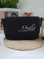 Michael Kors Crossbody Bag กระเป๋าสะพายแบบ crossbody หนังลาย saffiano เปิดปิดด้วยซิปแบรนด์ อะไหล่ทอง ด้านหน้าประดับโลโก้ โลหะแบรนด์ ด้านในบุผ้าแบรนด์สวยหรู น้ำหนักเบา มีช่องซิปใส่ของจุกจิกและช่องใส่มือถือ มาพร้อมสายสะพายยาวโซ่ทอง+หนัง ปรับได้หลายระดับ ขนา