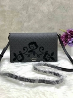 GUESS Embroidery Shoulder Bag กระเป๋าไหล่หรือ crossbody วัสดุหนังแกะเทียม น้ำหนักเบา ตัวกระเป๋าเพ้นท์ลายตัวG ทั้งใบ พร้อมปักรูปดอกไม้ด้านหน้า มาให้ งานปักละเอียด สวยมากๆ ค่ะ เปิดปิดกระเป๋าแบบฝาปิด แม่เหล็ก ใข้งานง่าย ด้านในโล่ง ใส่ ipad mini ได้ และมีช่อง