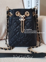 รุ่นใหม่ส่งท้ายปีกับ CHANEL CAVIER BUCKET CROSSBODY BAG งาน VIP GIFTจากเคาเตอร์้แบรนด์ดังระดับโลก ทรง MINI BUCKET จีบน่ารัก ขนาดมินิ หนังคาเวียร์เต็มใบ อะไหล่ทอง เปิดปิดด้วยการรูดปากจีบและกระดุมแม่เหล็กซ้อนอีกชั้น ด้านในใส่ขอฃจุกจิก กระเป๋าสตางค์แบบสั้นแล