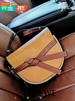 พรีเมี่ยมกิ๊ฟแท้ 100% 】LOEWE CROSSBODY BAG VIP GIFT WITH PURCHASE (GWP) กระเป๋าถือหรือสะพาย Limited จาก LOEWE DUTYFREE COUNTER วัสดุ Canvas & Leather Calfskin หนังแท้รูปทรงอานม้าสวยอยู่ทรง เปิดปิดด้วยฝาปิดแต่งด้วยสายรัดหนัง