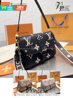 LV DIANE Monogram Canvas - Handbags ดีไซน์น่ารักน่าใช้มากๆ มีสายมาให้ถึง 2 แบบ สายหนังคล้องไหล่ได้ และสายสปอร์ตครอสบอดี้ได้ ปรับเปลี่ยนใช้ตามลุคแต่ละวันได้เลย