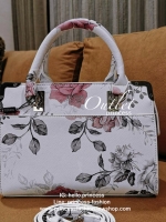 GUESS WOMAN CROSS BODY BAG กระเป๋าถือ/สะพายรุ่นใหม่ล่าสุดจาก GUESS FACTORY หนังสวยอยู่ทรงแข็งไม่ย้วย ขนาดกำลังดี น้ำหนักเบาด้านหน้าประดับโลโก้แบร์นพร้อมอะไหล่เงินที่หูหิ้วและมุมขอบกระเป๋าเพิ่มดีเทลเก๋ หูจับเเข็งแรงพับลงได้ เปิดปิดด้วยซิปสะดวกใช้ ภายในมีโล