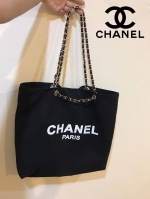 Chanel Shopper's Tote (โซ่สีทอง) สินค้าใหม่จากเค้าเตอร์เครื่องสำอางค์/น้ำหอม กระเป๋าแบรนด์ Chanel VIP Gift Bag ทำจากผ้าแคนวาสหนา บุด้วยผ้าซับอีกชั้น ด้านหน้ามีโลโก้แบรนด์ ตรงอะไหล่ปั้มแบรนด์ทุกจุด ตัวสายทำจากโซ่ เรียบ หรู ดูดี สะพายไปทำงาน ไปเที่ยวก็