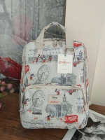 Cath Kidston Backpack Bag กระเป๋าเป้ สไตล์วินเทจ ด้านหน้ามี 1 ช่องซิป เปิดปิดด้วยซิป มีช่องหลักโล่งกว้าง และช่องเล็ก ใบนี้จุของได้เนอะ คุ้มค่าเกินราคาค่ะ