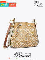 TORY BURCH T Monogram Straw Bell Bag กระเป๋าสะพายข้างรุ่นคลาสสิกที่ได้แรงบันดาลใจจากการควิลท์แบบดั้งเดิมของเพนซิลเวเนีย คอลเลกชันบ่งบอกถึงความมีสไตล์เหนือกาลเวลา รูปทรงเรียวโดดเด่น ปักทอลายแบรนด์อย่างสวยงาม เปิด ปิดด้วยเชือกรูด ด้านในช่องโล่งกว้าง ซับในผ้