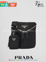PRADA RE-NYLON AND LEATHER SHOULDER BAG ถึงเวลาของหนุ่มกันแล้ว!! ไอเท็ม best seller ที่เตรียมขึ้นแท่นรุ่นหายาก เท่ คูล ดูดี ไม่เกร่อ กระเป๋าสะพายข้าง รูปทรงเรขาคณิต ดีไซน์เรียบง่าย แต่มีความหรูในตัว วัสดุผ้าไนล่อนคุณภาพ พร้อมใบลูก ไว้ใส่เหรียญ ใส่กุญแจได้