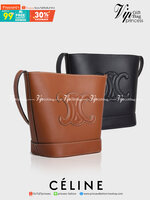 VIP 】CELINE BUCKET BAG CUIR TRIOMPHE คอลเลคชั่นใหม่ ฮิตข้ามปี กับกระเป๋าสะพายทรงถัง ใช้งานง่ายที่สุด สายสะพายในตัว ปรับใช้ได้เลย วัสดุหนังวัว เรียบหรู ผู้ดีไปอีก โดดเด่นด้วยโลโก้เอกลักษณ์ มีกระดุมปิดที่ปากกระเป๋า ภายในโล่งกว้าง ใส่ของแบบจุๆไปเลย เป็นรุ่นท