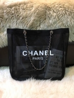 NEW! Chanel Shopping Bag With Chain กระเป๋าสะพายใบใหญ่ทรง Shopping Bag Limited Edition พรีเมี่ยมกิ้ฟของแท้นำเข้าจาก Chanel Perfume Counter ใบใหญ่วัสดุ Nylon โปร่งปั้มโลโก้แบรนด์สวยหรู เปิดปิดด้วยแถบแม่เหล็กซ่อนด้านใน บุฟองน้ำที่ฐานมาพร้อมสายสะพายโซ่ร้อยหน