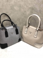 New GUESS FOXWOOD LARGE BAG พร้อมส่ง!!! กระเป๋าถือหรือสะพายแบบคล้องไหล่ได้ วัสดุหนังลายGทั้งใบ ด้านหน้าติดโลโก้แบรนด์หรู เปิดปิดกระเป๋าแบบแบบแม่เหล็ก ด้านในมี3ช่อง มีข่องซิปกลาง ช่องหลักหน้าหลัง ภายในช่องกว้างมากค่ะ ใส่ของจุทีเดียว พร้อมช่องเล็กใส่ของจุกจ