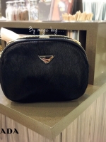 💕PRADA💕 กระเป๋าคลัชท์&สะพายข้าง อะไหล่ทอง เงา สวย เปิดใช้งานง่าย มาพร้อมสายยาว และป้าย PRADA นะคะ ขนนิ่ม น่าใช้มากๆ สีสวยทุกสี งานดี เกรดพรีเมี่ยม มี 3 สี ดำ แดง ลายเสือ Size 9x7 "